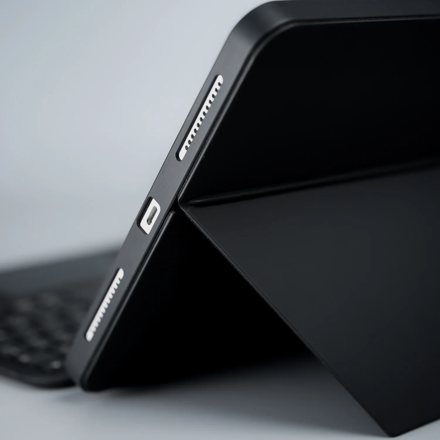 Detachable Keyboard Case | Black | iPad 10th & 11th gen | D25IPA109KBC2QYBK - Image 8